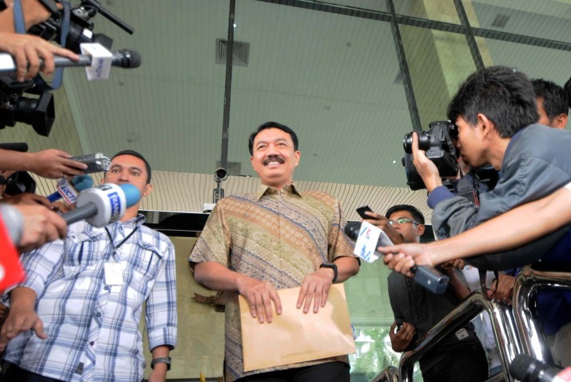 Kalemdikpol Komjen Budi Gunawan keluar dari gedung KPK usai menyerahkan LHKPN di KPK, Jakarta, Jumat (26/7). 