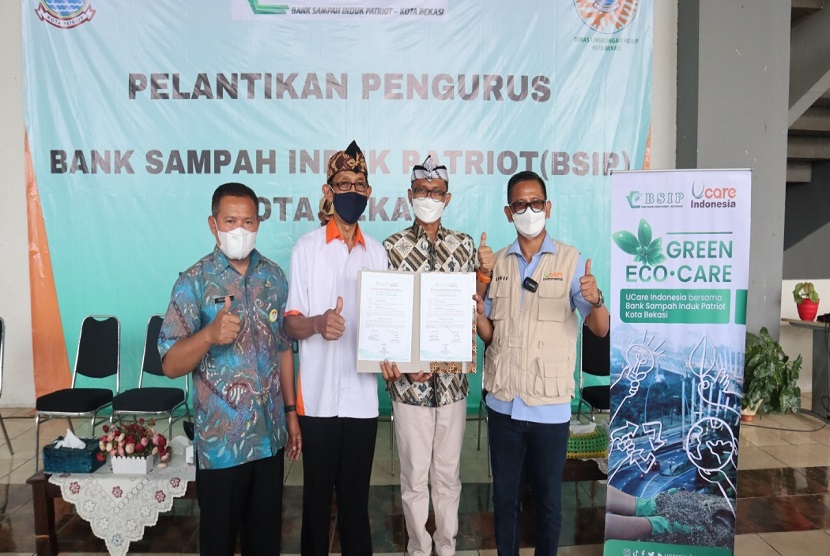 Kali ini, UCare Indonesia kembali bekerja sama dengan BSIP (Bank Sampah Induk Patriot) dalam program Green Eco- Care. Penandatanganan piagam kerja sama berlangsung di GOR Chandrabaga Kota Bekasi pada hari Kamis, (4/11) bersama Kepala Dinas Lingkungan Hidup Pemerintah Kota Bekasi Yayan Yuliana.