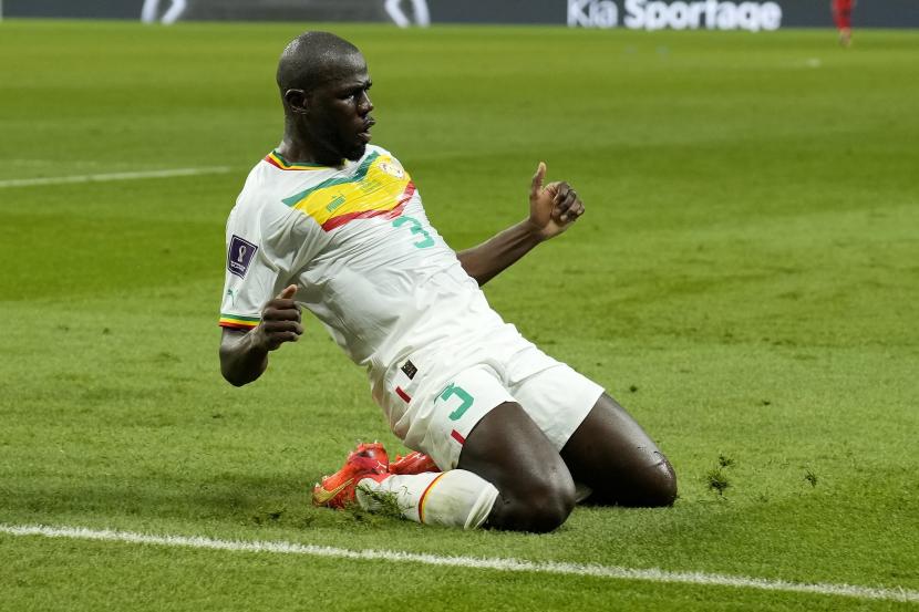 Kalidou Koulibaly dari Senegal merayakan gol kedua timnya selama pertandingan sepak bola grup A Piala Dunia antara Ekuador dan Senegal, di Stadion Internasional Khalifa di Doha, Qatar, Selasa, 29 November 2022. 