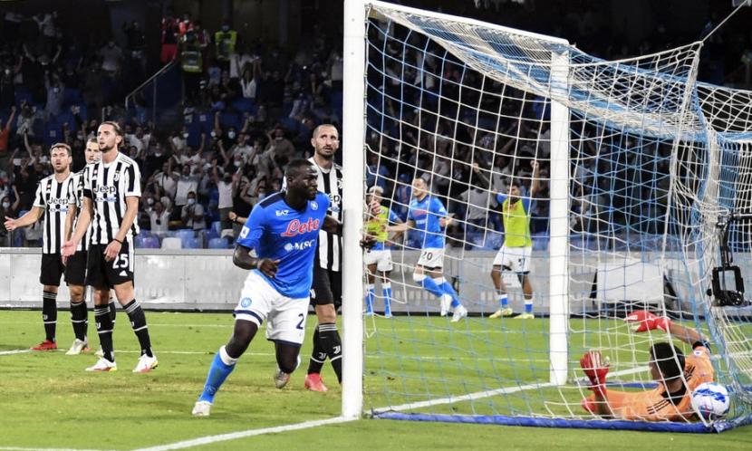 Kalidou Koulibaly mencetak gol kemenangan Napoli atas Juventus. 
