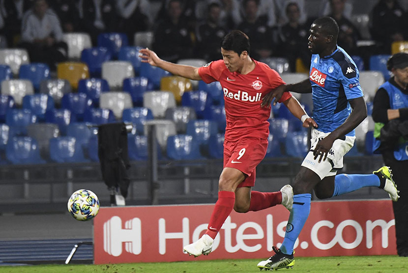 Kalidou Koulibaly menempel Hwang Hee-Chan dalam laga Napoli vs Salzburg di Stadion San Paolo, Rabu (6/11) dini hari WIB.