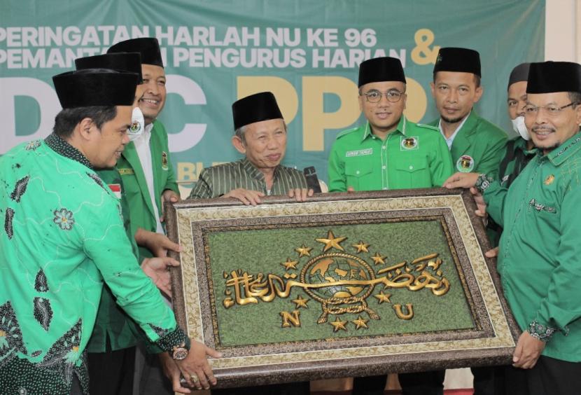 Kaligrafi logo NU berasal dari limbah bambu sumpit karya UKM PPP Kabupaten Blitar.
