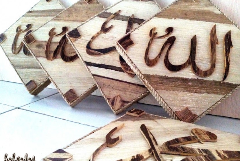 Kaligrafi yang dibuat dari pelapah pisang kreasi dari binaan Semen Indonesia di Tuban.