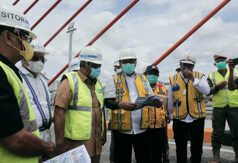 Gubernur Kalimantan Selatan H Sahbirin Noor meninjau  pembangunan Jembatan Sungai Alalak yang sudah memasuki tahap akhir, Batola, (Senin 13/9) siang. 