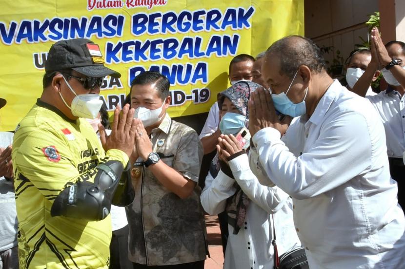 Sebanyak 2.300 paket bantuan dari Dinas Sosial Provinsi Kalimantan Selatan turut dibagikan oleh Gubernur Kalimantan Selatan dalam Turun ke Desa Vaksinasi Bergerak 2021 Provinsi Kalimantan Selatan.
