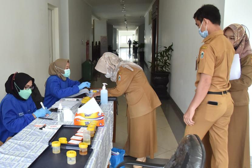 Para Aparatur Sipil Negara (ASN) dan PTT di lingkungan Pemprov Kalimantan Selatan mengikuti tes urine anti narkoba, Senin (25/10). Tahap awal percontohan dilakukan kepada seluruh ASN/ PTT Biro Administrasi Pimpinan Setda Kalsel.