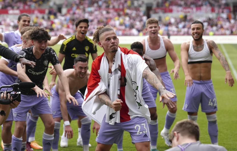 Kalvin Phillips dari Leeds United merayakan kelangsungan hidup bersama rekan setimnya setelah pertandingan sepak bola Liga Inggris antara Brentford dan Leeds United, di Brentford Community Stadium, di London, Ahad, 22 Mei 2022. 