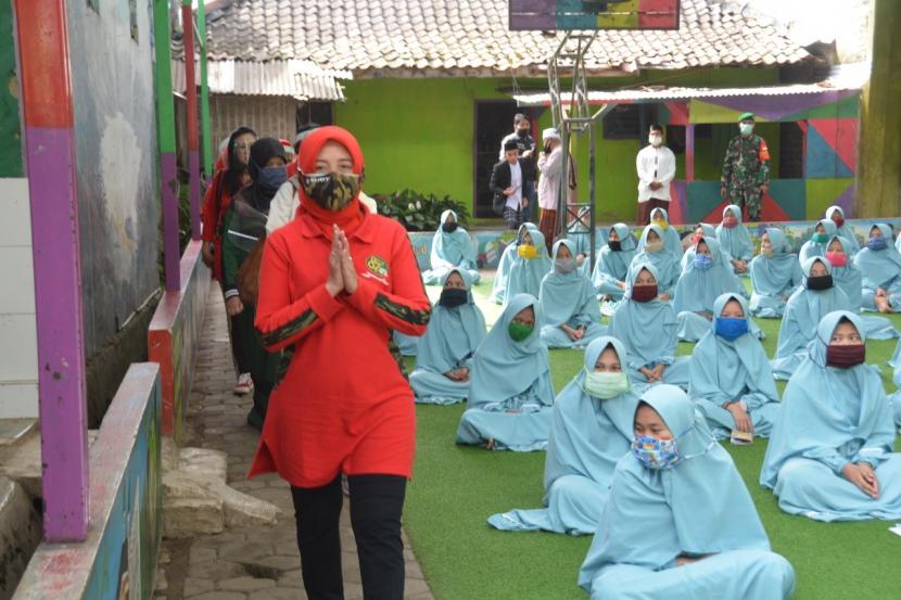 Kalyana Kekal 87 melakukan kegiatan sosialsisasi protokol kesehatan dan menyerahkan bantuan sembako ke Pesantren Darul Inayah Kecamatan Cisarua Kabupaten Bandung Barat. 