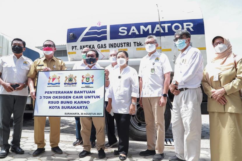 Kamar Dagang dan Industri (Kadin) pusat memberikan bantuan berupa 3.000 liter oksigen cair kepada Pemerintah Kota Solo, Senin (30/8).