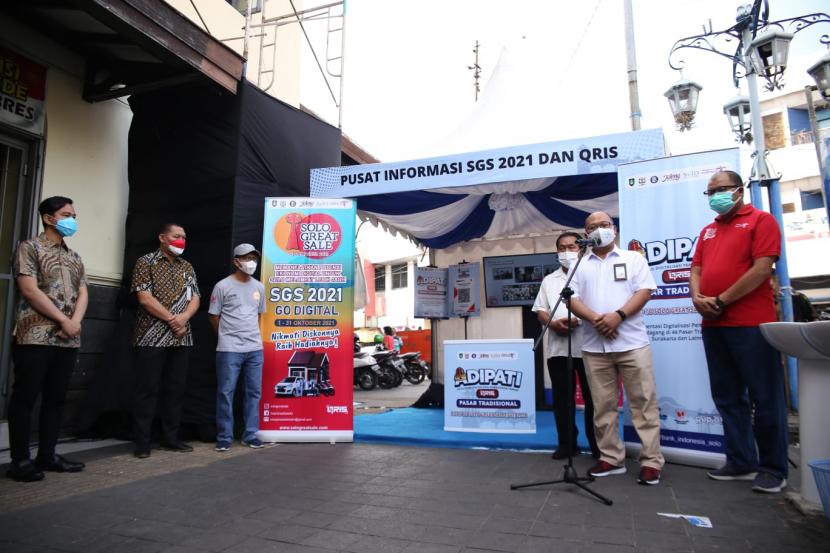 Kamar Dagang dan Industri (Kadin) Solo bersama Bank Indonesia (BI) Solo dan Pemerintah Kota (Pemkot) Solo meluncurkan kegiatan Akselerasi Digitalisasi Pembayaran Terkini Menggunakan QRIS (Adipati QRIS) pasar tradisional yang dipusatkan di Pasar Gede Solo, Jumat (3/9). 