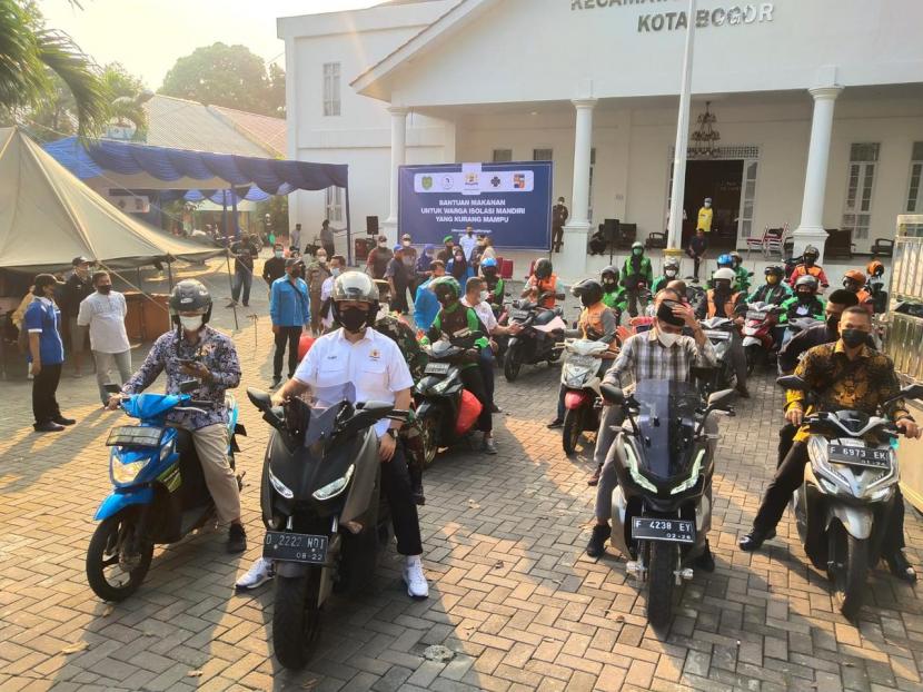 Kamar Dagang Industri Indonesia (Kadin) Kota Bogor bersama Kodim 0606, dan pemerintah kecamatan membagikan 400 paket makanan bagi pasien Covid-19 