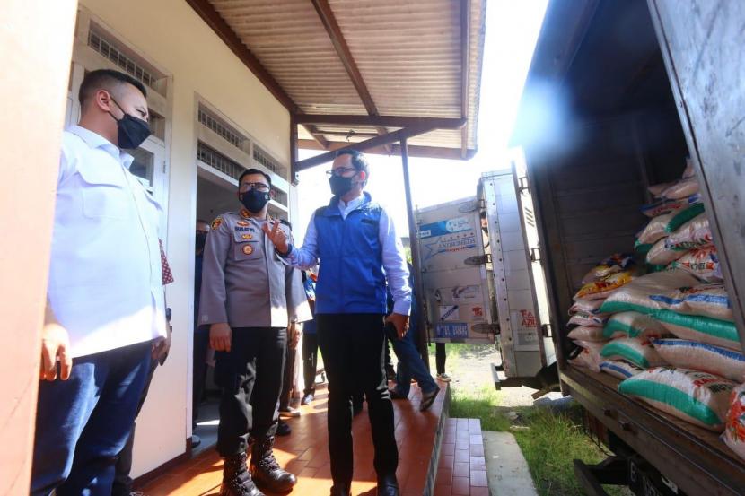 Kamar Dagang Industri (Kadin) Kota Bogor salurkan bantuan ribuan sembako untuk masyarakat jelang PPKM Mikro Darurat, melalui Pemerintah Kota (Pemkot) Bogor, Jumat (2/7).