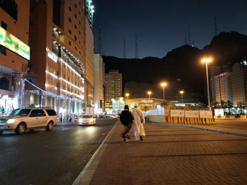Kamar Ghurfatul Barakah/Jamaah Pasangan Suami Istri berjalan di Makkah (Ilustrasi)