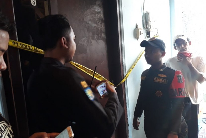 Kamar kos yang menjadi tempat Purwanto (45) membakar istrinya berinisial P, dipasangi garis polisi.