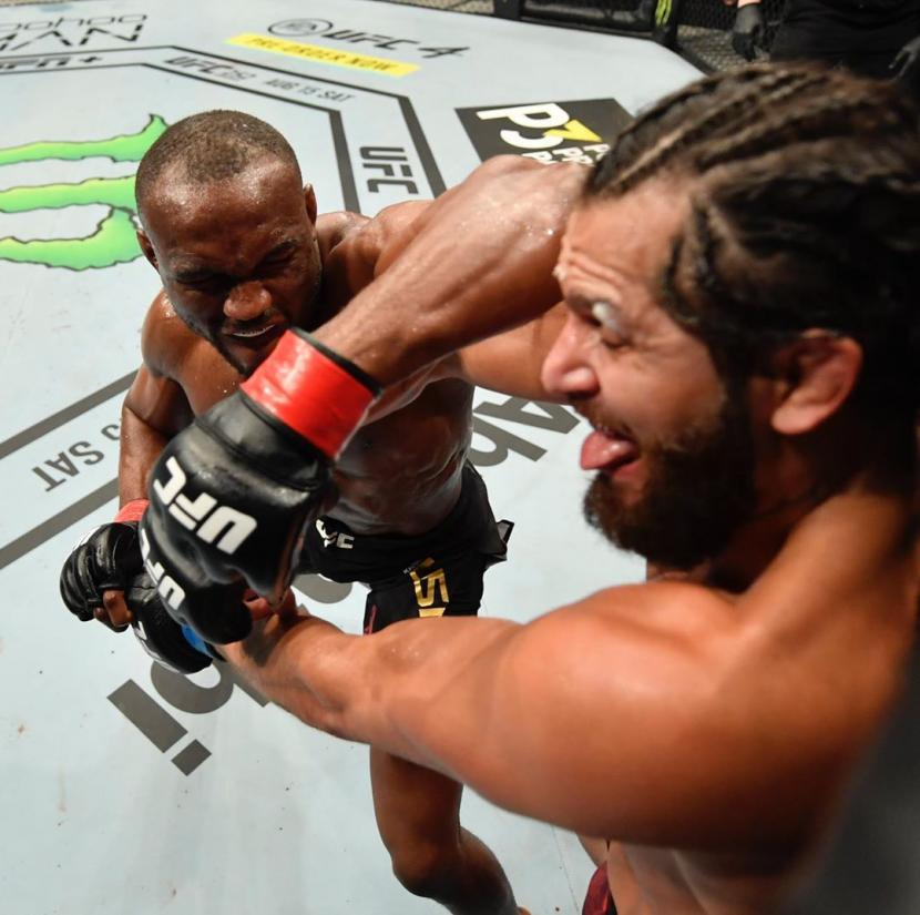 Kamaru Usman (kiri) menghajar Jorge Masvidal pada pertarungan UFC 251, Ahad (12/7).