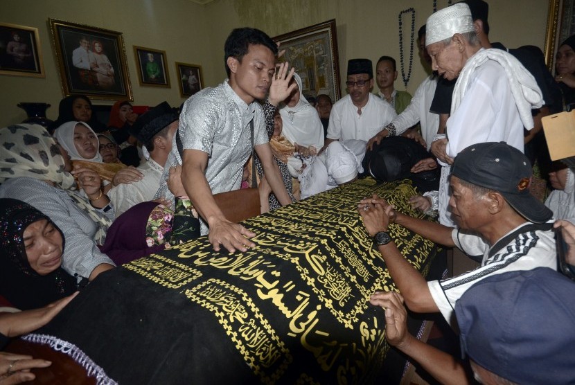 Kamaruddin Usman (kiri) suami Nurul Fatimah (26) korban jatuhnya pesawat Aviastar, memegang peti jenasah almarhumah saat tiba di rumah duka di Jl Sunu II, Makassar, Sulawesi Selatan, Rabu (7/10).