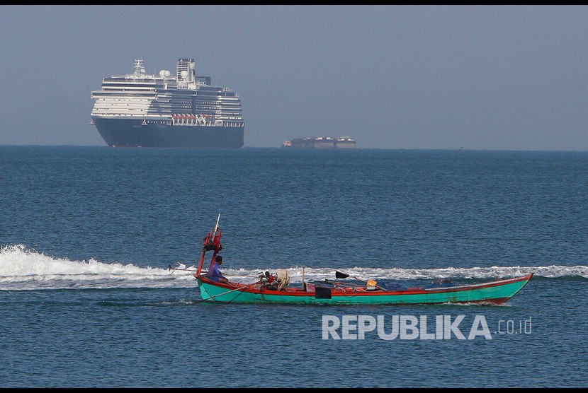 Kamboja mengizinkan kapal pesiar  MS Westerdam berlabuh dan menurunkan para penumpangnya di negara itu setelah ditolak merapat oleh lima negara atas kekhawatiran kemungkinan penumpang mengidap virus corona. 