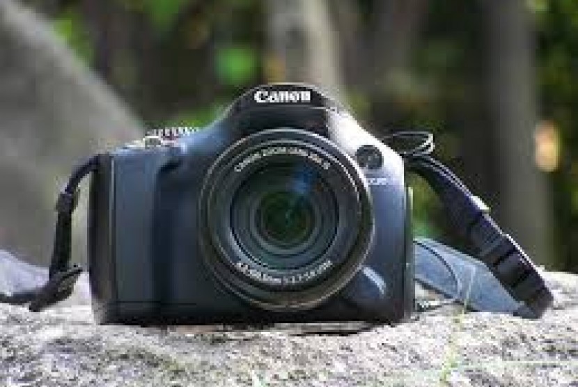 Kamera Canon (ilustrasi). Canon merilis produk kamera terbarunya di Indonesia, yakni kamera mirrorless full-frame EOS R8 yang dapat mengambil gambar jernih pada ISO tinggi, menghasilkan efek bokeh yang baik dengan tingkat kedalaman yang lebih dangkal, dan memaksimalkan pengambilan gambar dengan lensa sudut besar.