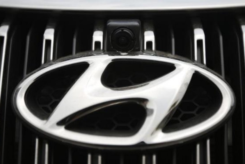 Kamera ditempatkan di grill depan sebuah Hyundai Grandeur