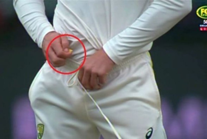 Kamera memperlihatkan Cameron Bancroft mengggunakan pita kuning untuk menggosok bola kriket.