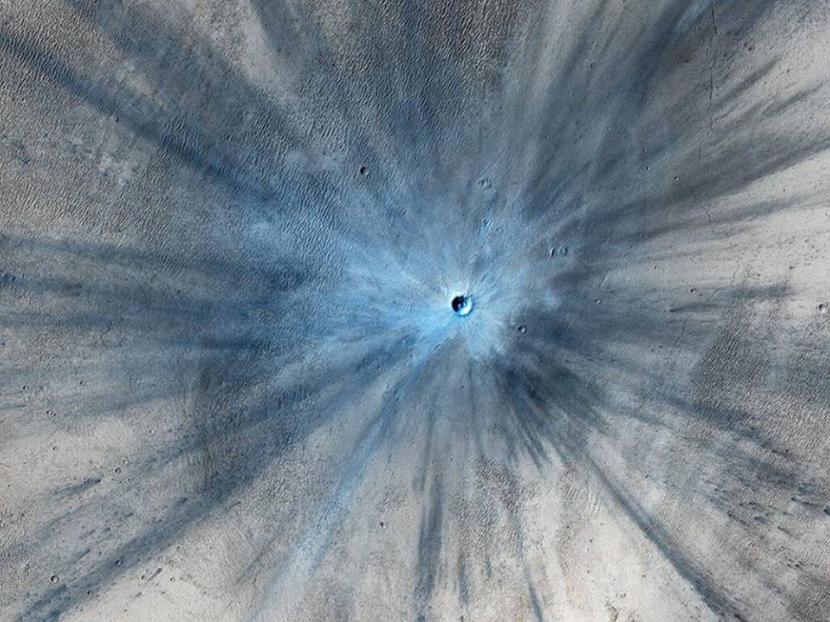 Kamera MRO menangkap kawah yang disebabkan oleh tabrakan meteor di Mars.