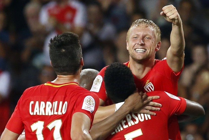 Kamil Glik (kanan) merayakan golnya yang mengantarkan AS Monaco mengalahkan Toulouse 3-2.
