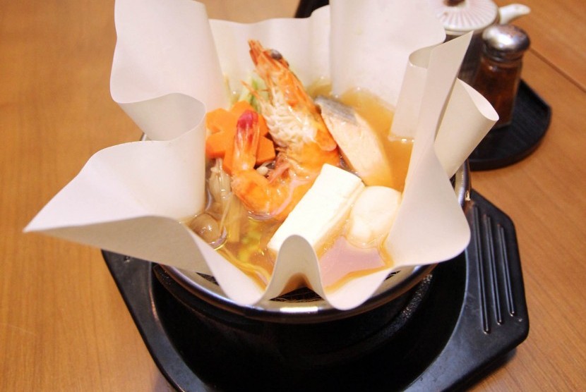 Kaminabe menjadi salah satu kuliner khas Jepang yang unik karena menggunakan kertas khusus sebagai pengganti panci atau tembikar.