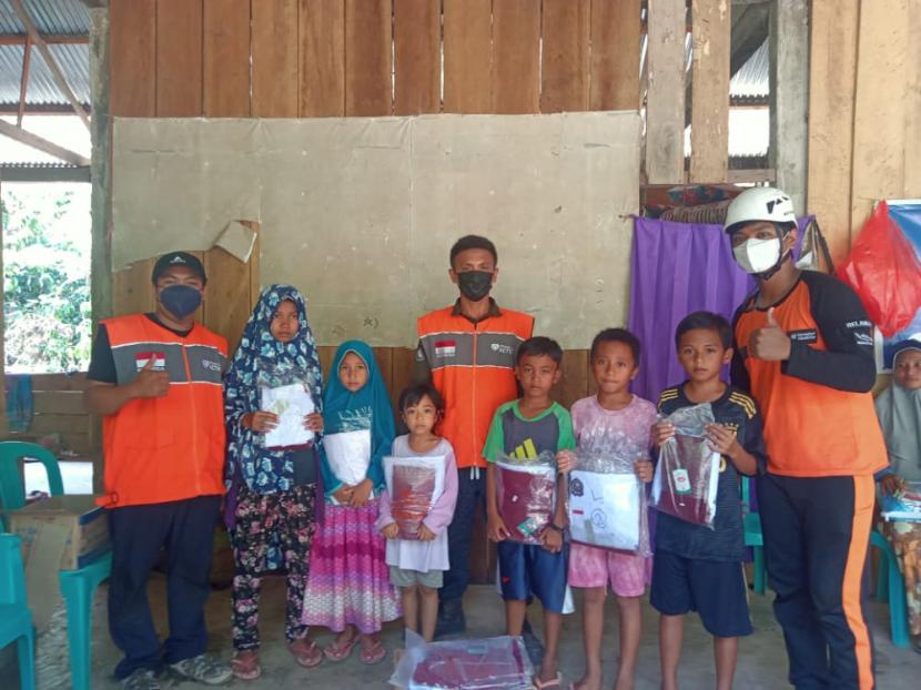Kamis (21/10) Relawan Rumah Zakat menyalurkan paket sekolah dan belajar untuk anak-anakyang berada Desa Siteba, Kecamatan Walenrang Utara, Kabupaten Luwu Sulawesi Selatan.