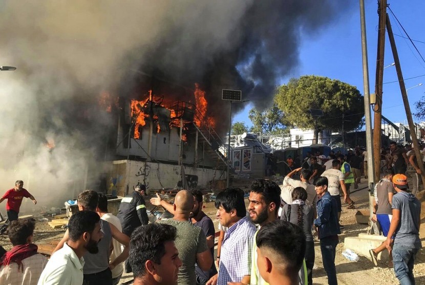 Kamp pengungsi Moria di Pulau Lesbos, Yunani dibakar, Ahad (29/9). Migran memprotes kamp yang penuh sesak dan terlibat bentrok dengan polisi.