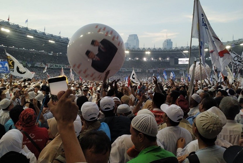 Kampanye Akbar. Massa Kampanye Akbar Prabowo Sandi memadati Stadion Gelora Bung Karno, Jakarta, Ahad (7/4).