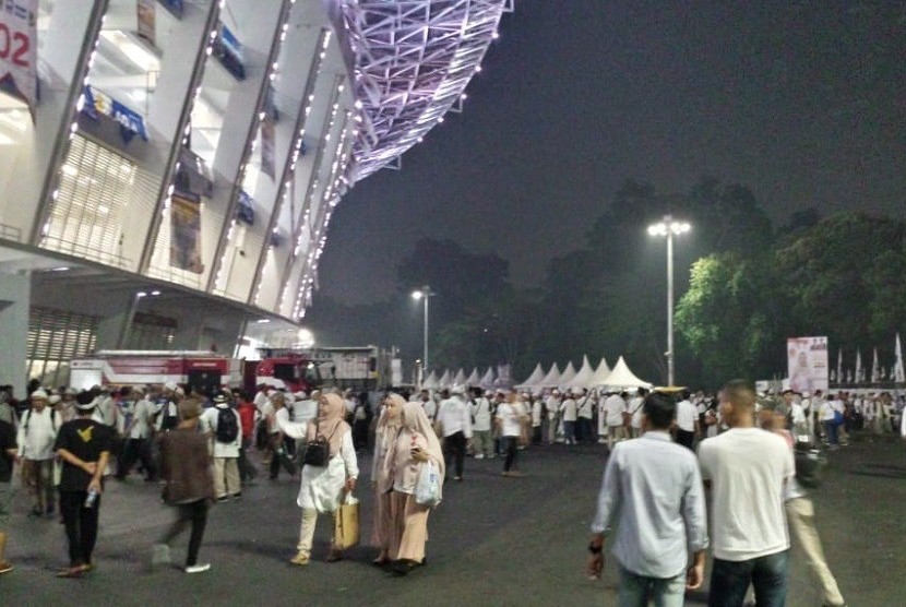 Kampanye Akbar. Massa kampanye akbar Prabowo Sandi mulai memadati Stadion Gelora Bung Karno sejak pukul 03.00 WIB, Ahad (7/4).