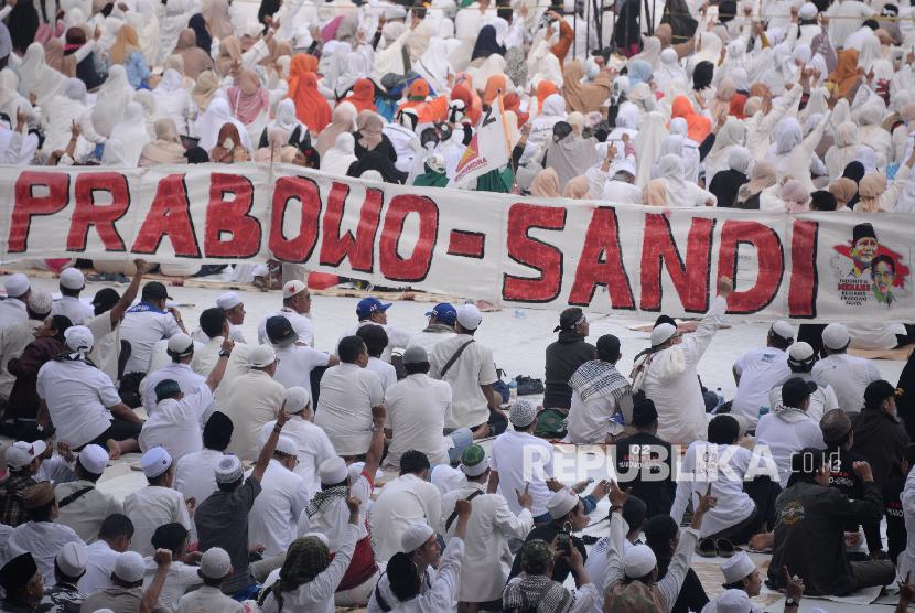 Kampanye Akbar. Sejumlah massa simpatisan memadati area kampanye akbar calon presiden dan calon wakil presiden nomor urut 02, Prabowo Subianto dan Sandiaga Uno di Gelora Bung Karno (GBK), Senayan, Jakarta, Ahad (7/4).