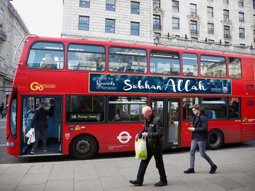 Kampanye beramal  lembaga Islamic Relief Worldwide melalui iklan di bus tingkat di London.