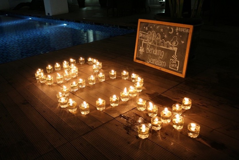 Kampanye Earth Hour di Nexa Hotel Bandung dengan beberapa komunitas