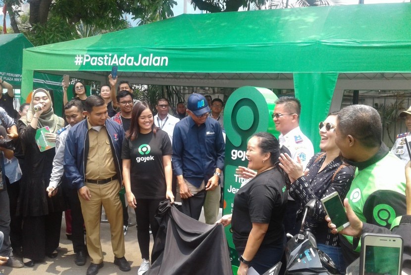 Kampanye #GakPakeLama dari Gojek menghadirkan tiga inovasi  layanan terbaru yakni, Panduan Titik Jemput Terdekat, Titik Jemput dengan  Foto, serta fitur GoRide dan GoCar Instan. Kampanye tersebut diluncurkan di  Plaza Transit MRT Jakarta, Lebak Bulus, Jakarta Selatan, Selasa (15/10).