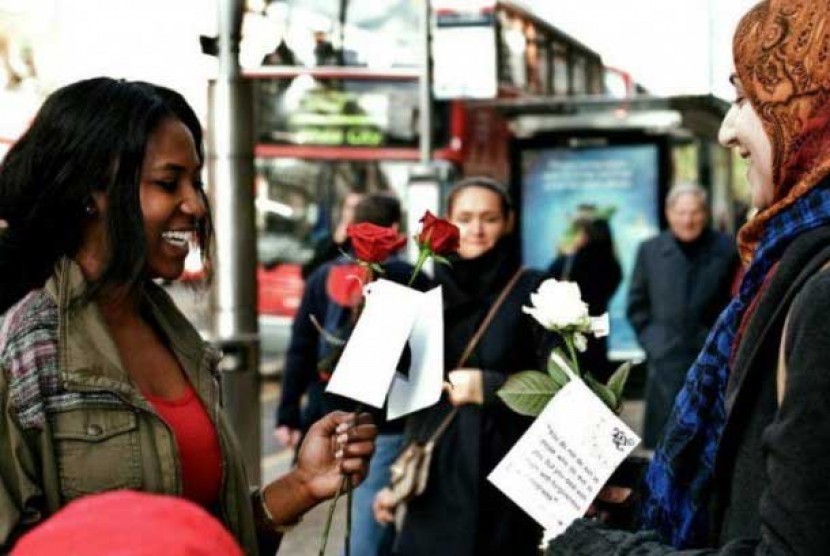 Kampanye pambagian mawar yang berisi hadist Rasulullah di 14 kota dunia