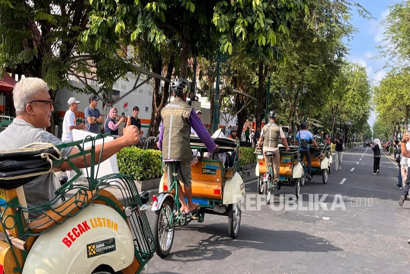 Kampanye penggunaan becak kayuh bertenaga listrik di Kawasan Malioboro, Yogyakarta, Jumat (18/7/2025).