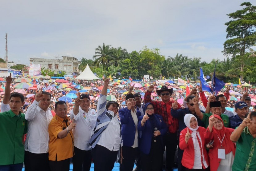 Kampanye terbuka Jurkam Nasional pasangan Jokowi-Ma'ruf di Lapangan Kauman Kuning Kabupaten Bungo, Jambi, Kamis (4/4) petang.