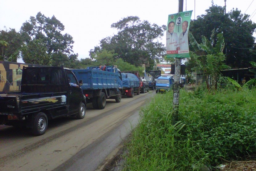Kampanye terbuka pasangan Dede Yusuf-Lex Laksamana, Rabu (20/2) pagi, menyebabkan kemacetan lalu lintas di Jalan Raya Letda Natsir, Cikeas, Bogor.