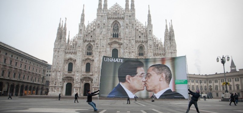 Kampanye UNHATE Benetton yang kontroversial di Paris.