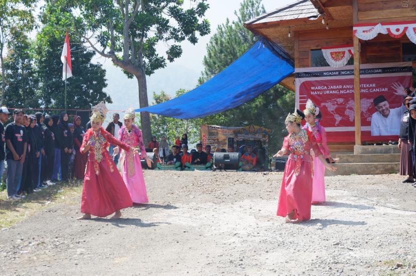 Kampung Adat Miduana di Desa Naringgul, Cianjur, Jawa Barat, surga tersembunyi di selatan Cianjur dan berbatasan dengan Kabupaten Bandung. 