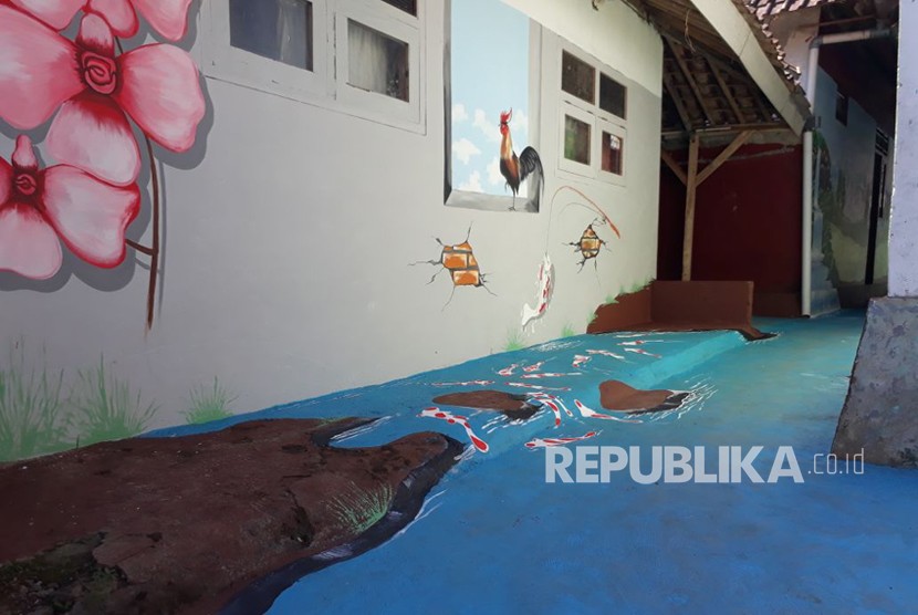 Kampung gang fantasi di RW 09 Kelurahan Cikundul, Kecamatan Lembursitu, Kota Sukabumi, Jawa Barat disulap dengan lukisan tiga dimensi sehingga tampak aliran air dan ikan di jalanan Ahad (29/4).