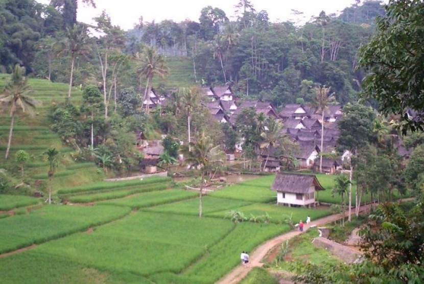 Kampung Naga dari kejauhan.