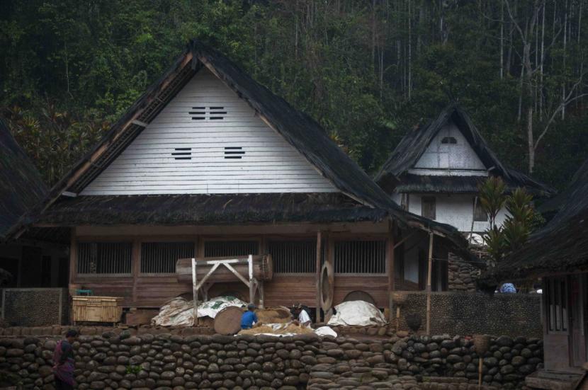 Kampung Naga di Kabupaten Tasikmalaya berada di kawasan lembah yang tenang dan jauh keramaian kota.