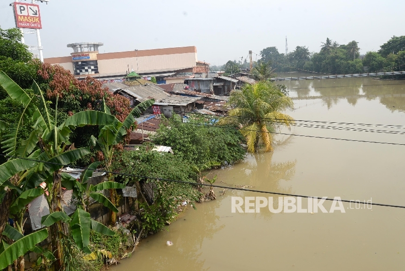 Kampung Pangkalan Bambu yang berada di pinggiran sungai, Kelurahan Margajaya, Kecamatan Bekasi Selatan, Jabar, Selasa (22/11). 