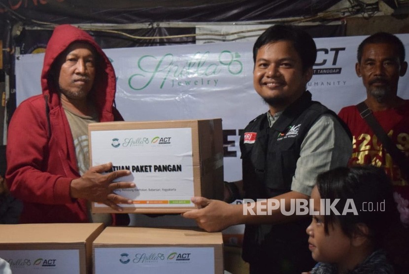 Kampung Pemulung di Sleman Terima Bantuan.  Pembagian bantuan paket pangan kepada masyarakat Kampung Pemulung  oleh ACT DIY di Kabupaten Sleman, Senin (4/3).