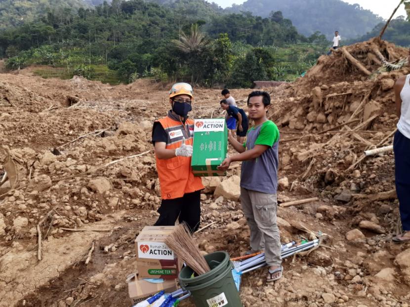  Kampung Suluduk Desa Wangunjaya Kecamatan Leuwisadeng Kabupaten Bogor pada Rabu, (13/05) pukul 05.00 WIB mengalami musibah tanah longsor dan banjir yang disebabkan hujan deras yang tak kunjung berhenti sejak pukul 7 malam sampai pagi hari.