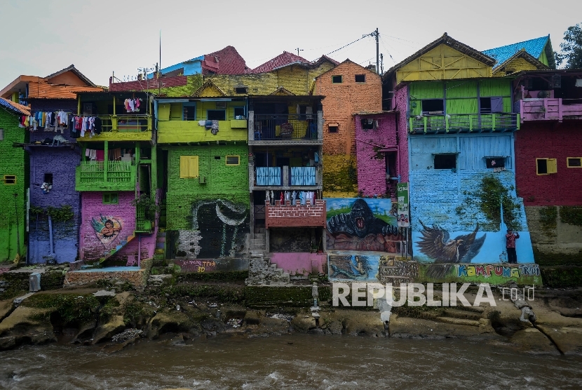 Kampung warna-warni Jodipan di tepian Sungai Brantas, Jawa Timur. 