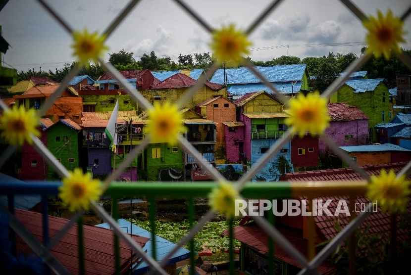 Kampung warna-warni Jodipan di tepian Sungai Brantas, Jawa Timur. 