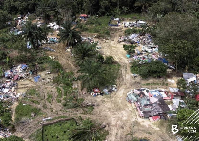 Kampung yang dihuni puluhan WNI ilegal di Nilai Spring, Negeri Sembilan, Malaysia, digerebek Imigrasi dan dihancurkan.